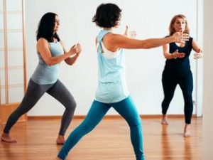 3 Frauen bei einer Continuum Übung